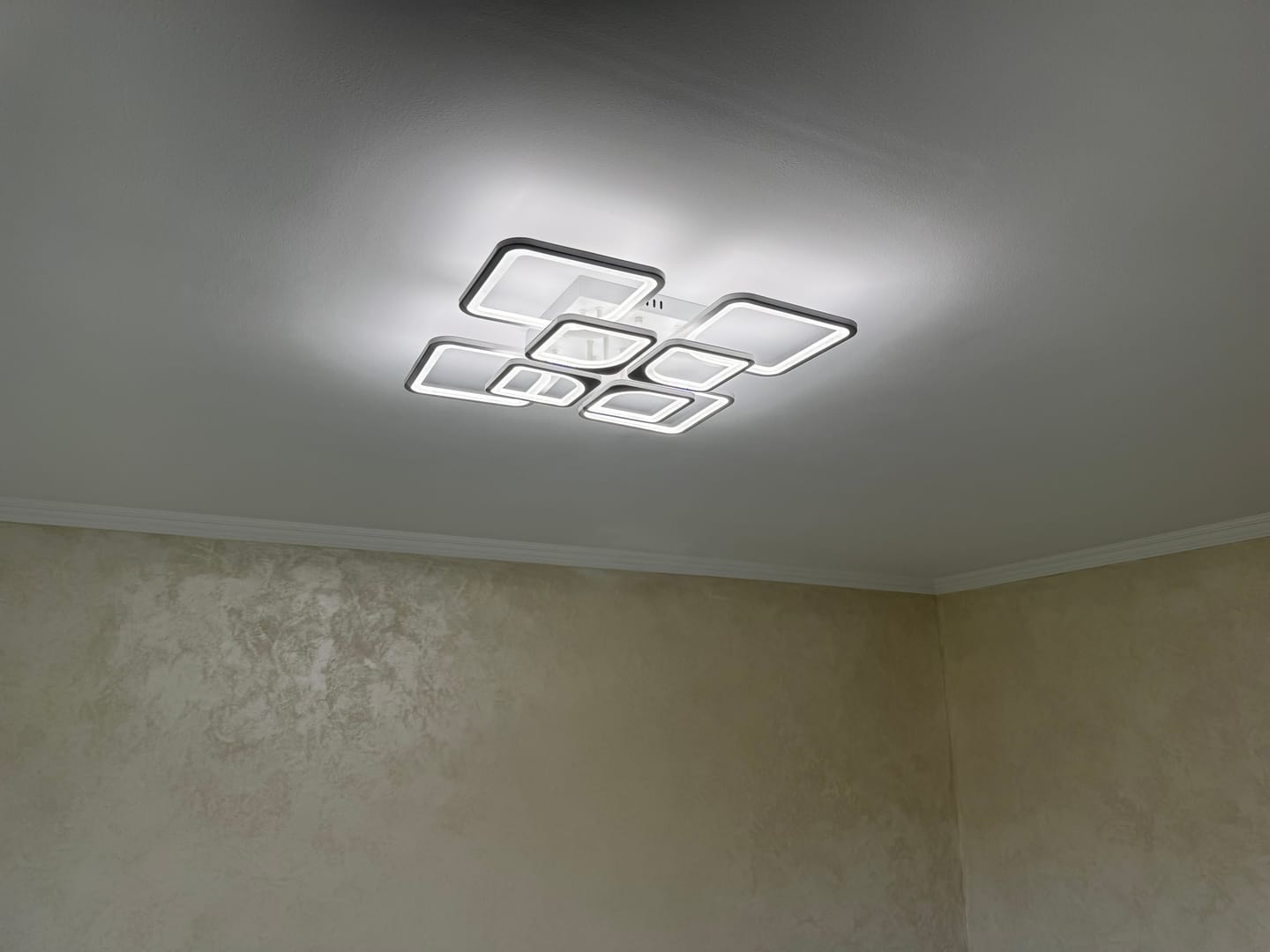 Customer photo review of Lustra LED 4+4 SQUARE GIGANT Echivalent 1000W Telecomanda