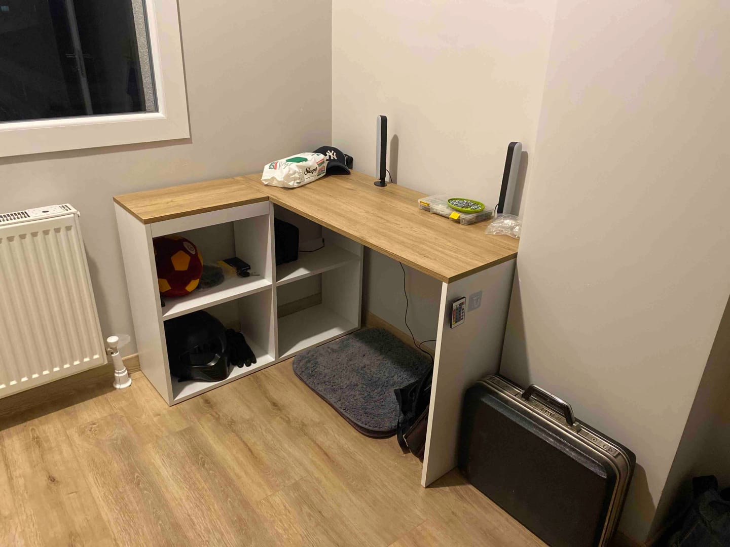 Customer photo review of Rani HA113 Çalışma Ofis Bilgisayar Masası 4 Raflı Köşeli Masa Beyaz - Sepet Ceviz 120 cm