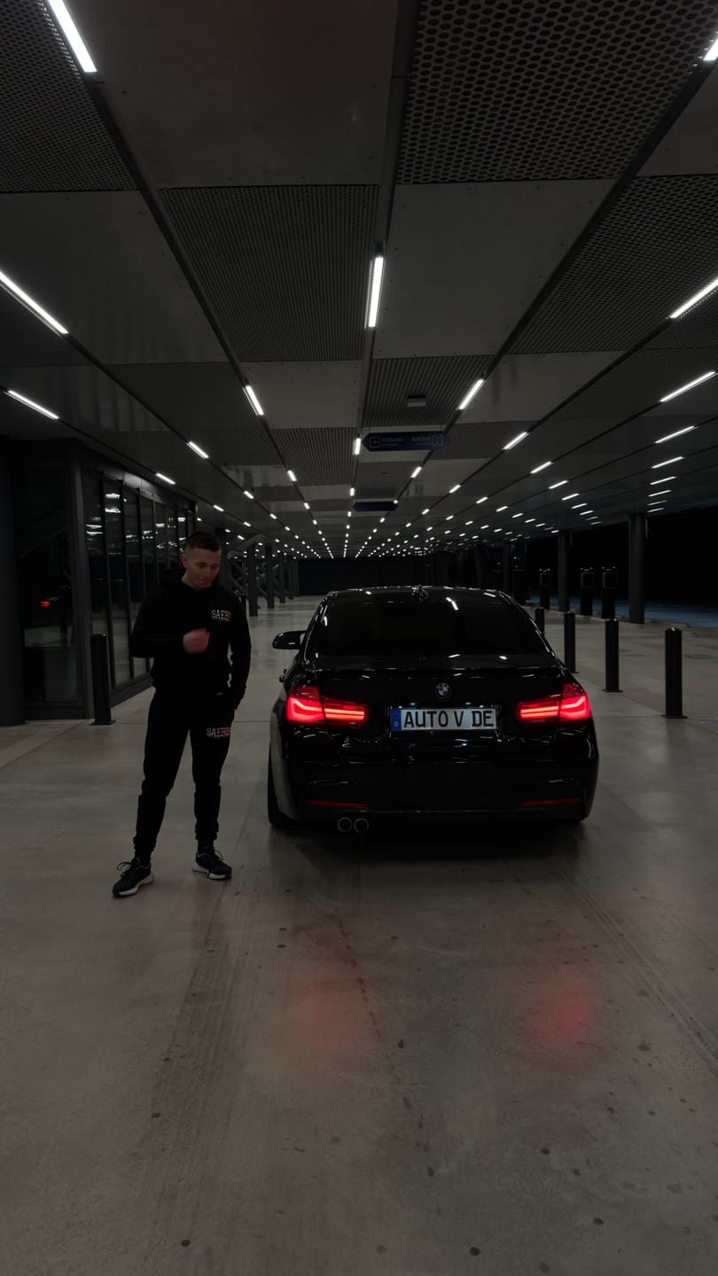 Customer photo review of Lifestyle Herren Hoodie schwarz mit Stickerei by SAEBIS®