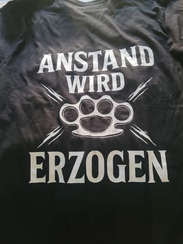 Customer photo review of Anstand wird erzogen - T-Shirt Rückendruck