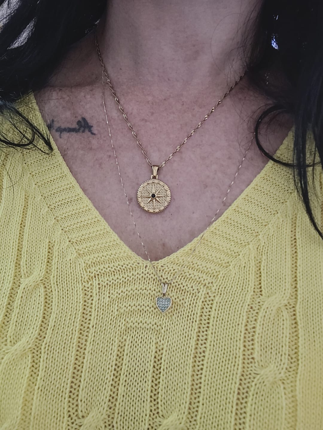 Customer photo review of Colar Estrela Rosa dos Ventos Banhado em Ouro 18k