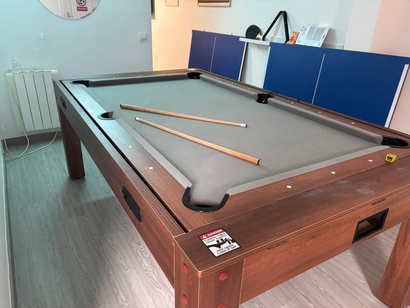 Customer photo review of Table Switch & Play 4-en-1 : Table à Manger, Billard, Ping-Pong & Air Hockey bois