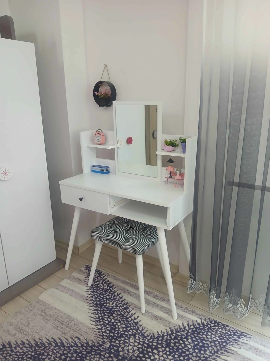 Customer photo review of Rani BJ102 Makyaj Tuvalet Masası 2 Çekmeceli Raflı Aynalı Takı Düzenleyici Beyaz