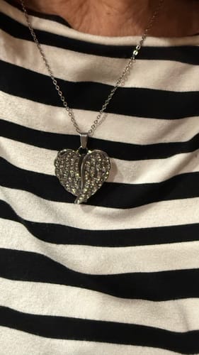 Customer photo review of Collana Angelo Personalizzata con Fotoincisione e Dedica ✦ Angelo Custode