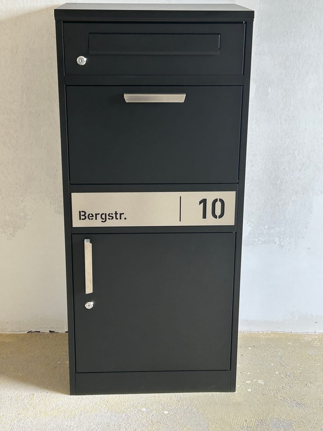 Customer photo review of Paketbox PB1 mit Briefkasten | schwarz (RAL9005) | personalisiert mit Edelstahl-Schild
