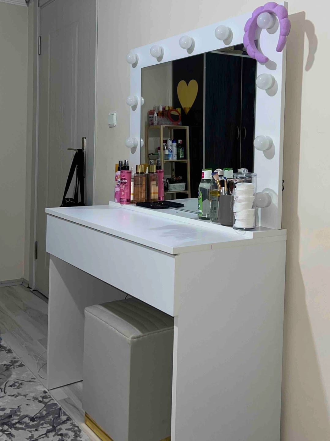 Customer photo review of Rani BJ120 Hollywood Işıklı Aynalı Kulis Makyaj Masası Takı Düzenleyici Beyaz