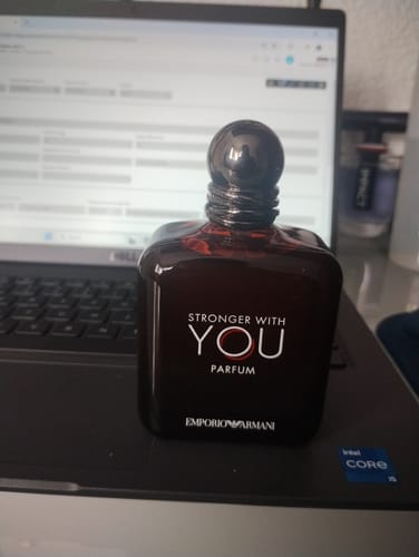 Reseña con foto de un cliente sobre Perfume Emporio Armani Stronger With You Parfum 100ml