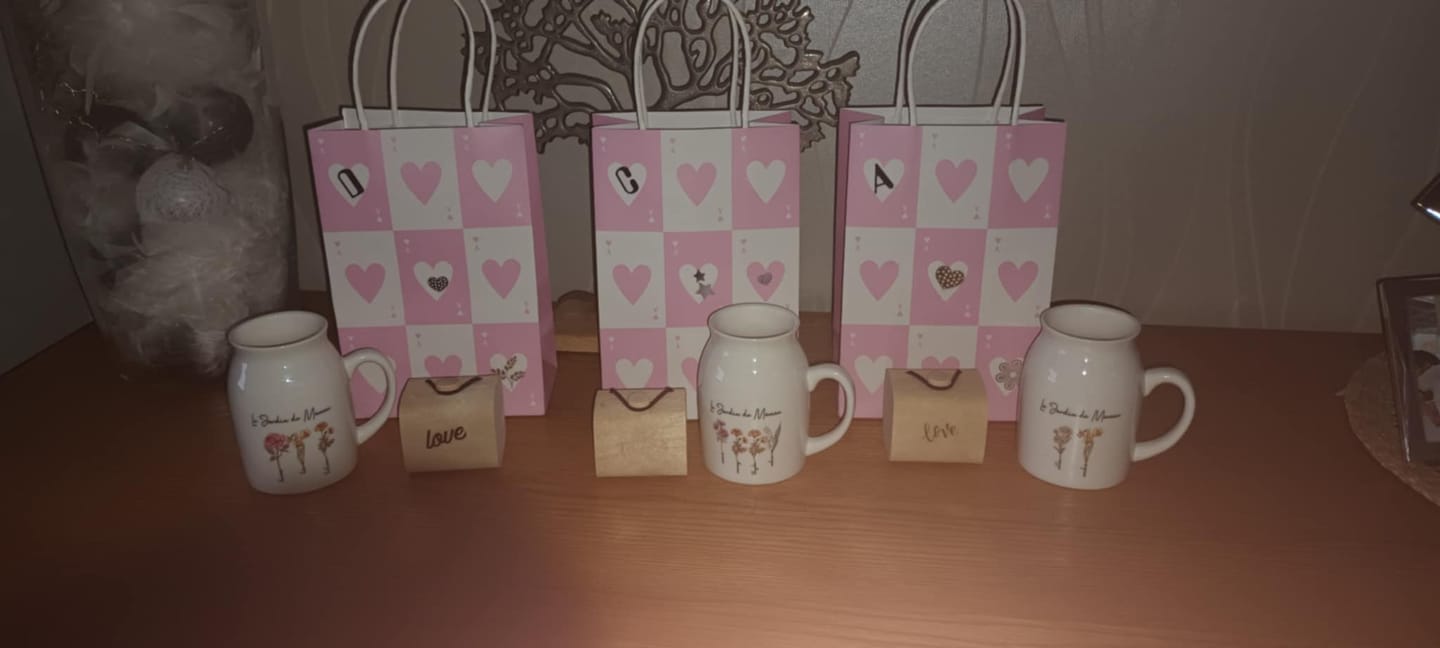 Customer photo review of Toujours en fleur - Vase personnalisé avec des fleurs et noms pour Maman et Mamie