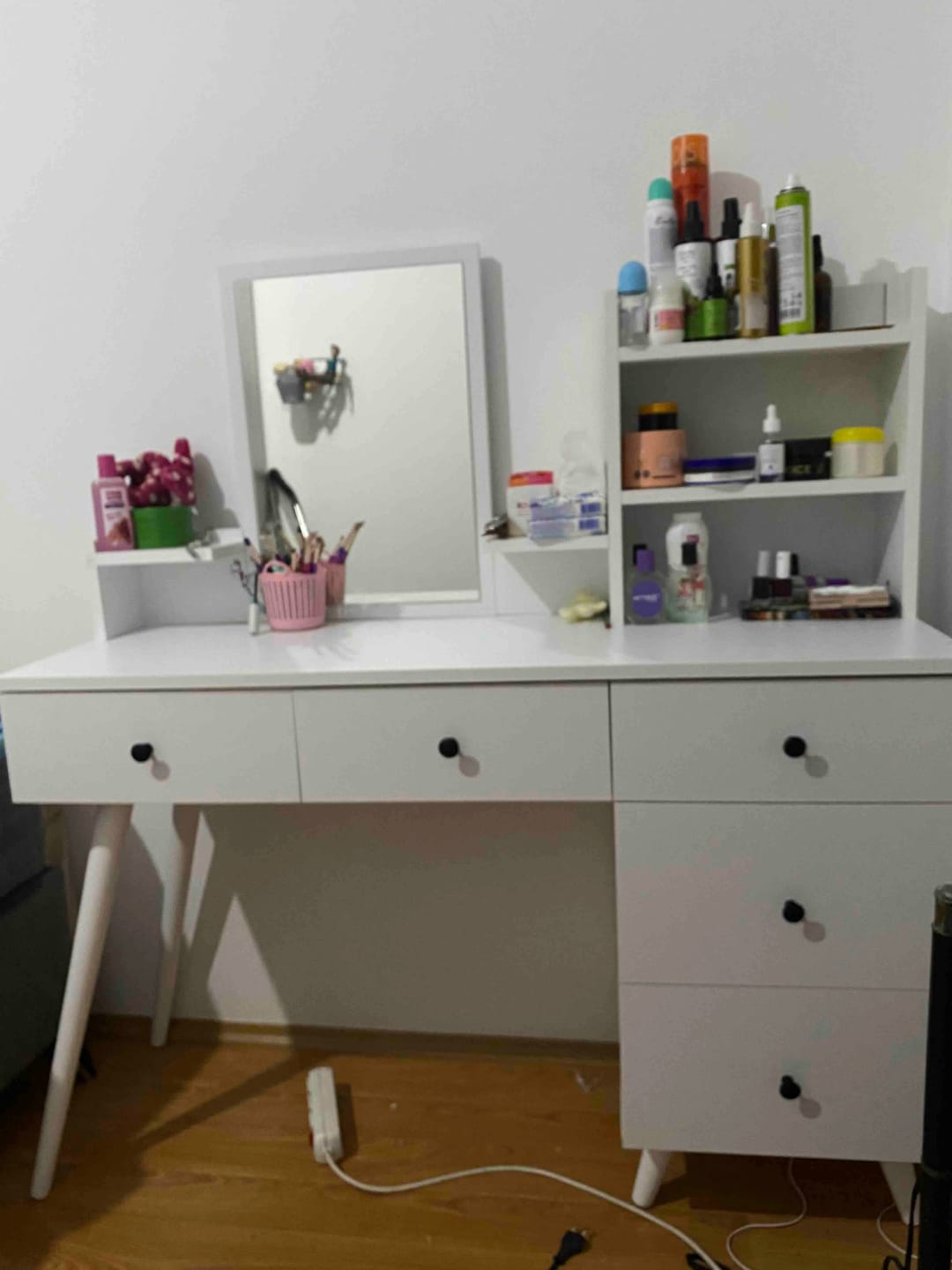 Customer photo review of Rani BJ101 Makyaj Tuvalet Masası 5 Çekmeceli Raflı Aynalı Takı Düzenleyici Puf Takım Beyaz