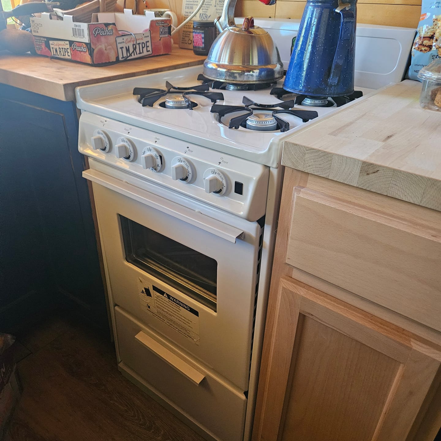 Customer photo review of Kodiak 20" Propane Range (White) Battery Ignition w/Window