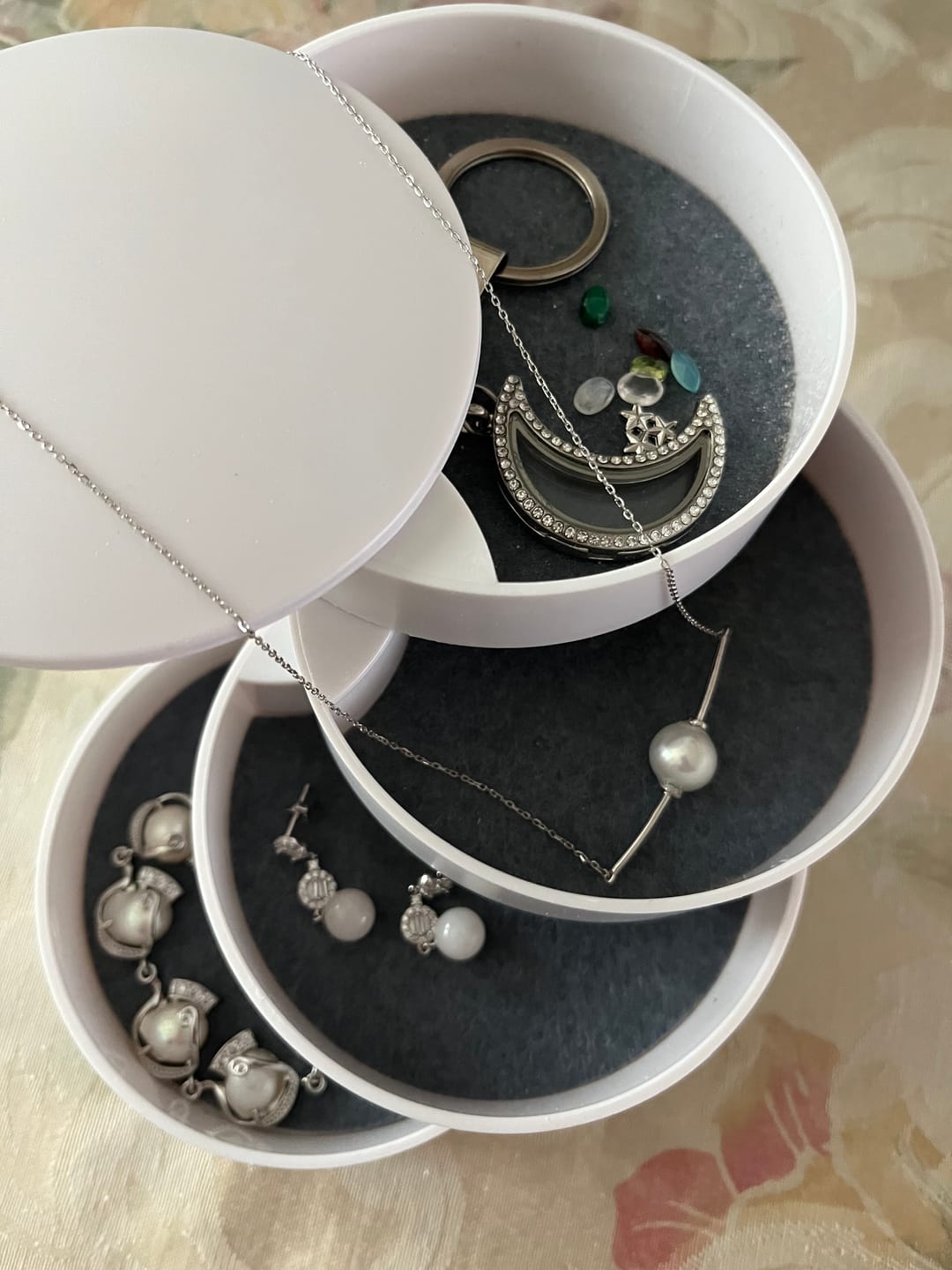 Customer photo review of Mystery Reveal - Rotating Tower Case with 925 Jewelry Oysters Fizzers and More