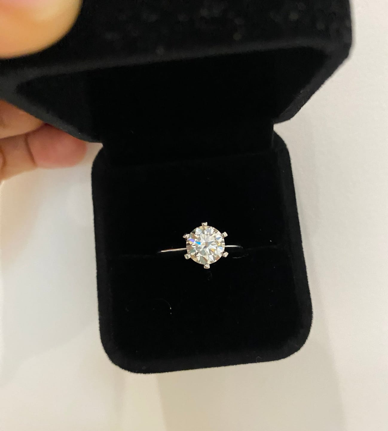 Customer photo review of Rodiffy Moissanite 2.0 Ct ～3.0Ct Round Cut 6 Prong White Gold Engagement Ring
