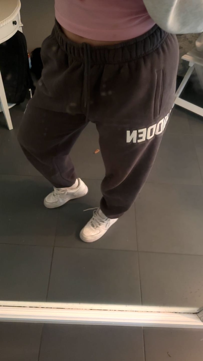Customer photo review of GATED COMMUNITY SWEATPANTS DARK GREY