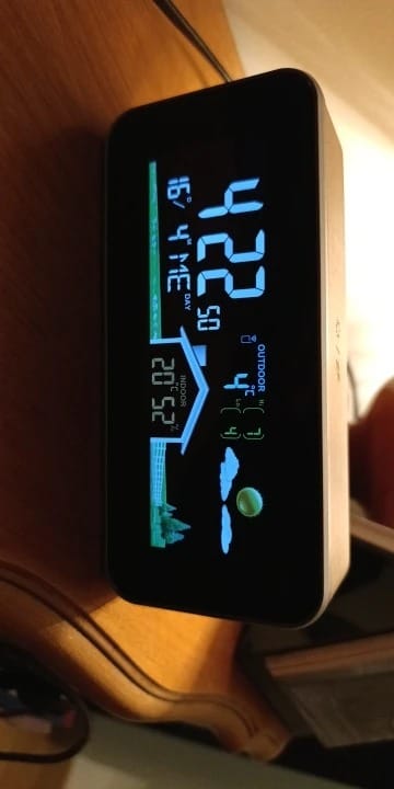 Customer photo review of Réveil station météo bois
