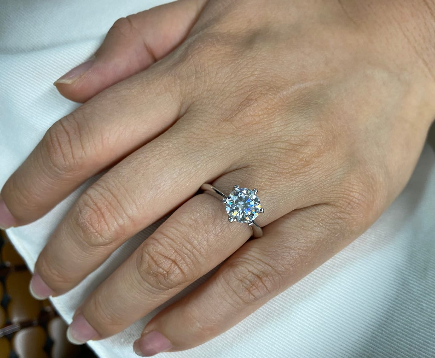 Customer photo review of Rodiffy Moissanite 2.0 Ct ～3.0Ct Round Cut 6 Prong White Gold Engagement Ring