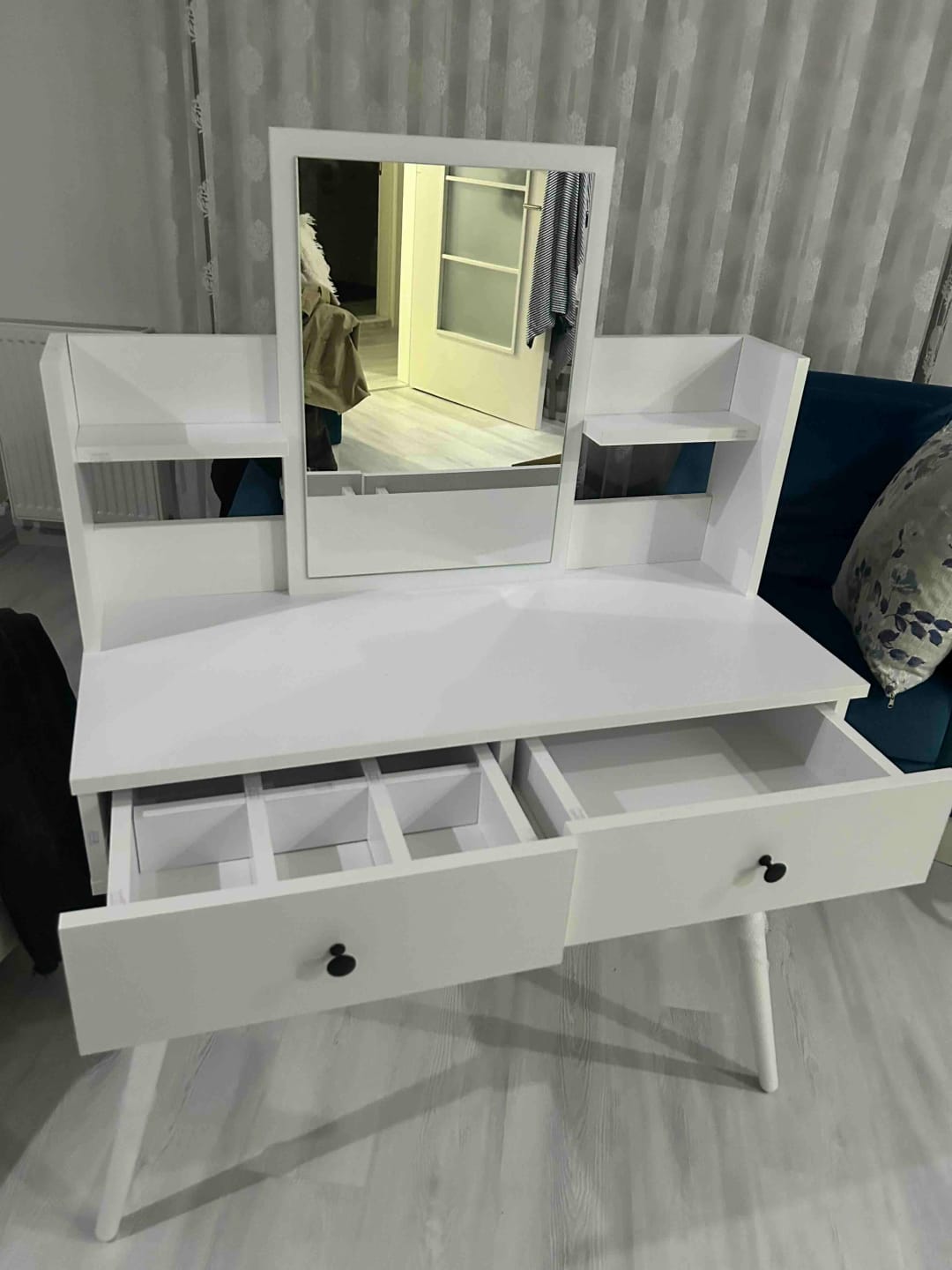 Customer photo review of Rani BJ102 Makyaj Tuvalet Masası 2 Çekmeceli Raflı Aynalı Takı Düzenleyici Beyaz
