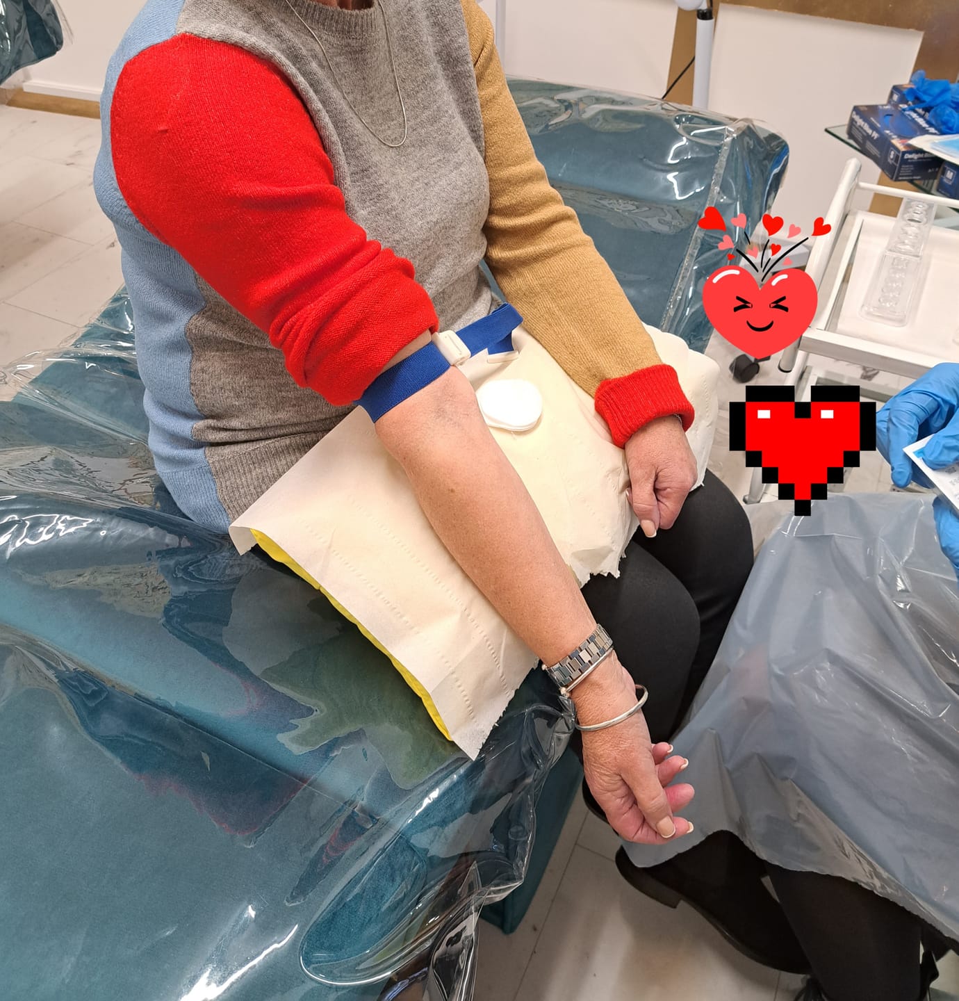 Customer photo review of Blue Nitrile Gloves Medical Grade Cat III PPE Medium x 100