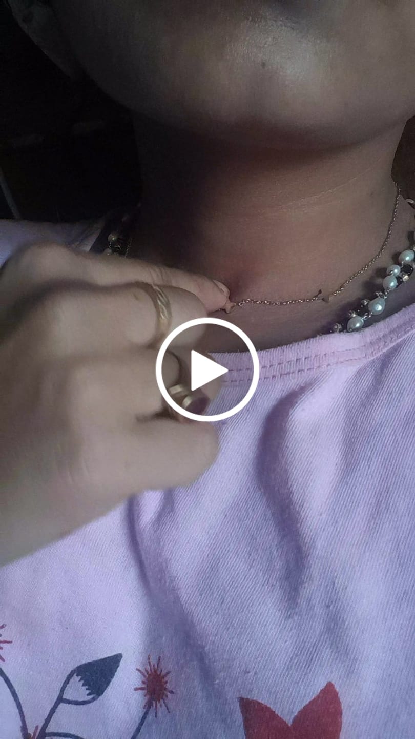 Customer video review of Dainty clover flower necklace