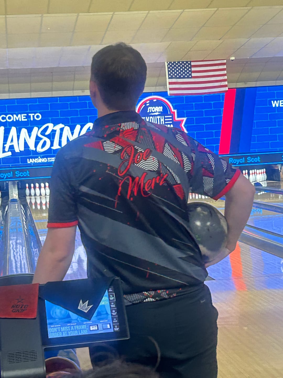 Customer photo review of GLATTER - BLACK RED - BOWLING JERSEY