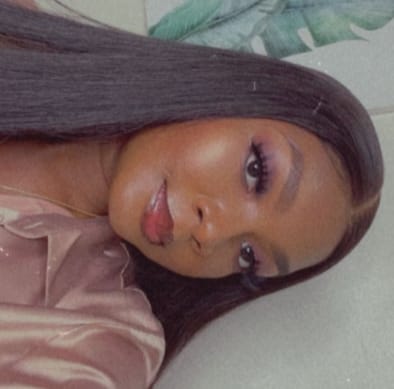 Customer photo review of MORE FACE Pre-bleached Straight Hair Wear Go Glueless Wig 7x5 Pre-cut HD Lace Pre-plucked