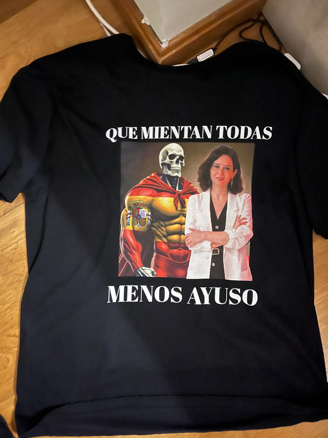 Customer photo review of Todas menos Ayuso (unidades limitadas)