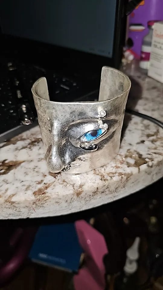Customer photo review of French niche advanced face three-dimensional nose eye bracelet light luxury fashion personality wide version bracelet