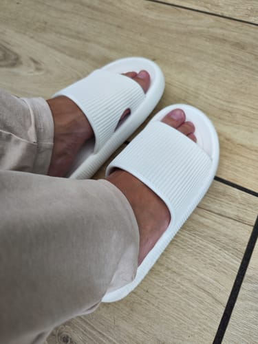 Customer photo review of HappyFlops