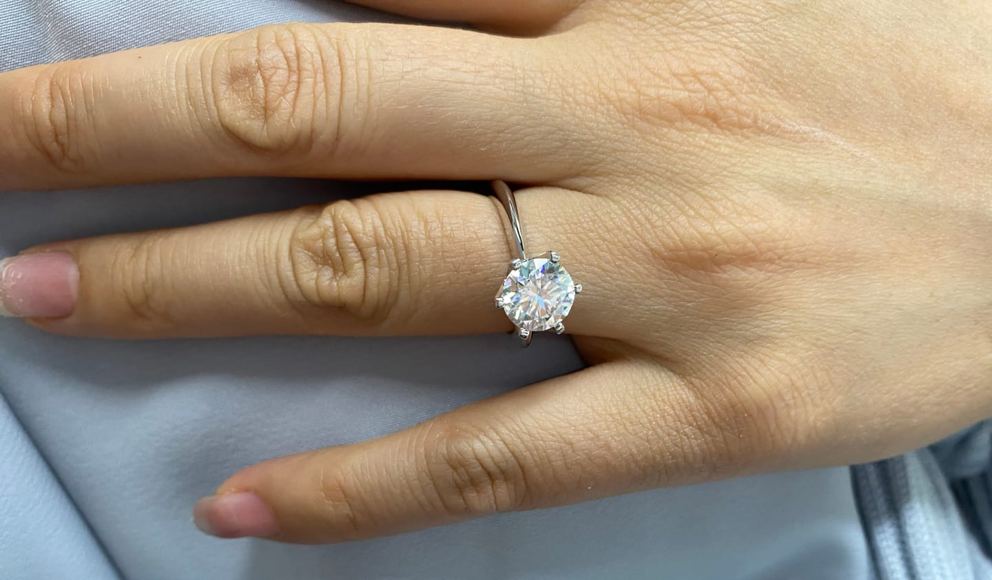 Customer photo review of Rodiffy Moissanite 2.0 Ct ～3.0Ct Round Cut 6 Prong White Gold Engagement Ring
