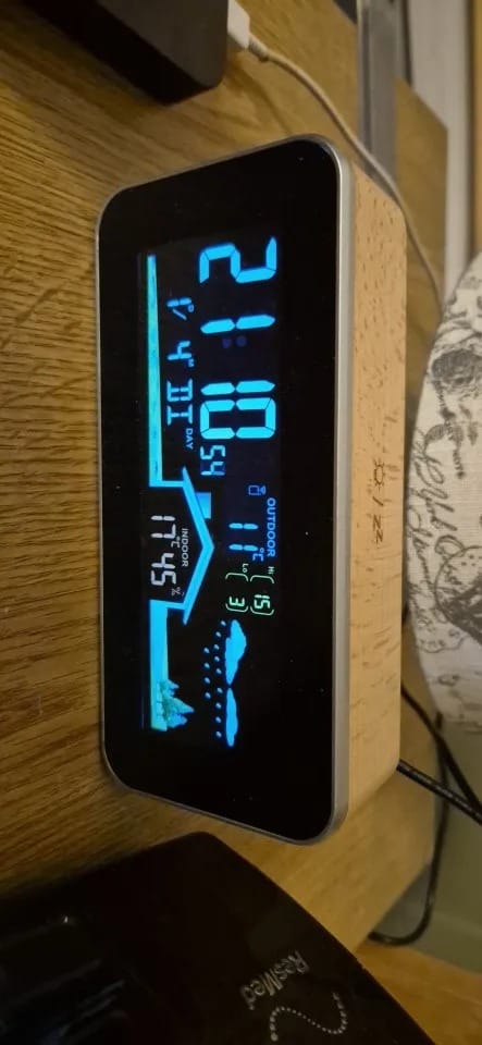 Customer photo review of Réveil station météo bois