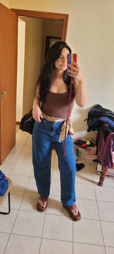 Amanda A. review of Calça Jeans Reta Araçá Azul Médio image 1 out of 1