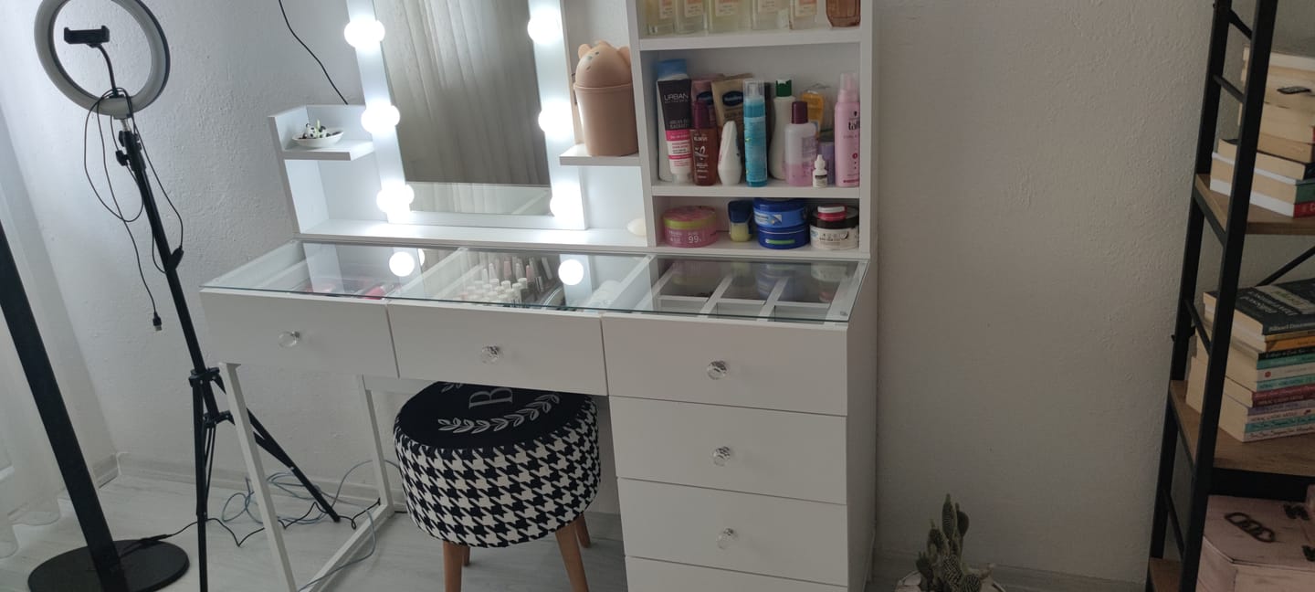 Customer photo review of Rani BJ141 Hollywood Işıklı Aynalı Kulis Makyaj Masası Cam Tablalı 6 Çekmeceli Takı Düzenleyici Beyaz