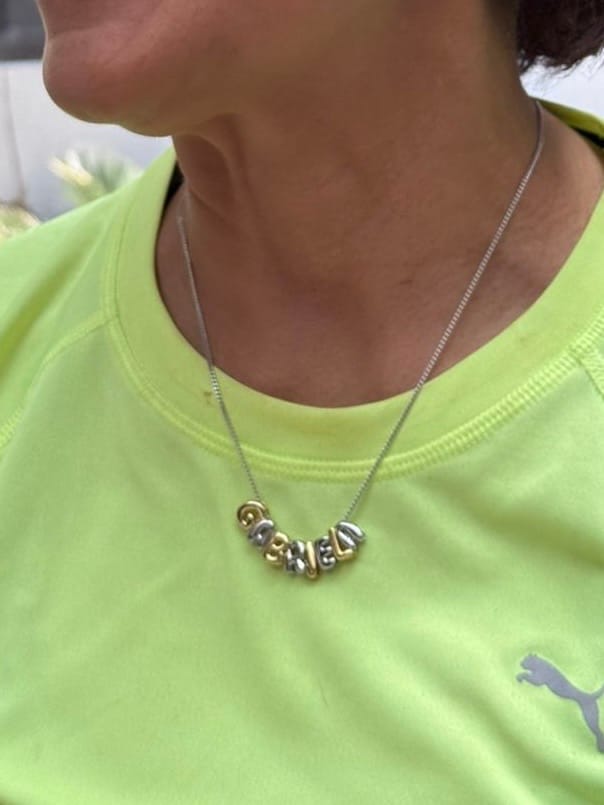 Customer photo review of Personaliza Tu Collar Con Inicial Mini Bubble Combinado