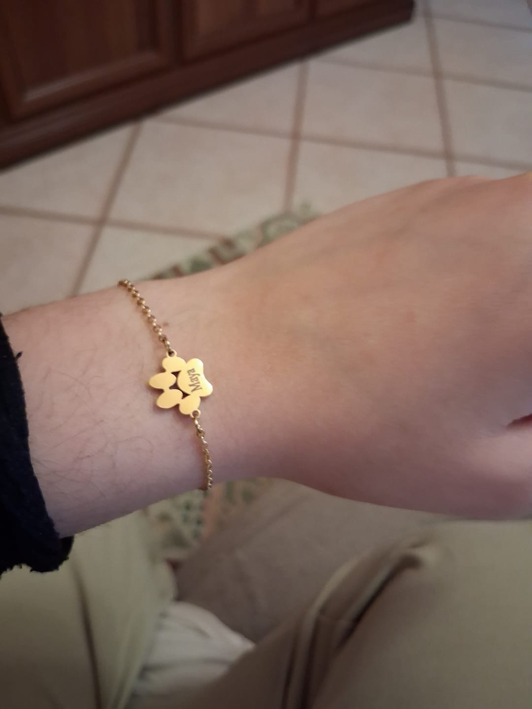 Customer photo review of Bracciale personalizzato con nome a forma di zampa