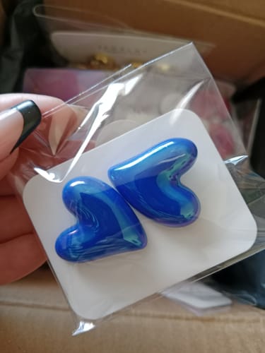 Customer photo review of Aretes de corazón tornasol- azul