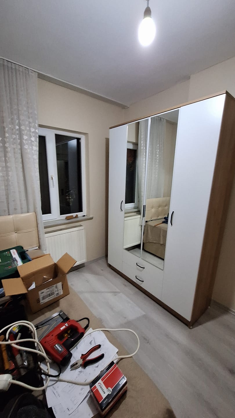 Customer photo review of Rani BA131 Geniş Gardırop Elbise Dolabı Aynalı Kapaklı 2 Çekmeceli 13 Raflı 1 Askılı Sepet Ceviz - Beyaz