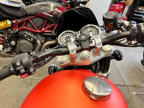 Customer photo review of Triumph Speed Twin - Quad Lock Handlebar Machined Top Clamp Mount - Brogue Moto