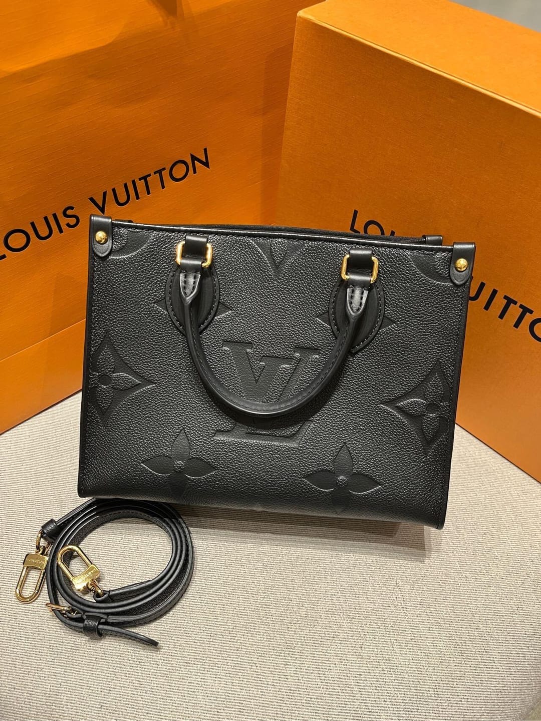 Customer photo review of 【ルイヴィトン】様々なシーンで活躍 男女共に人気★  オンザゴー PM M45653