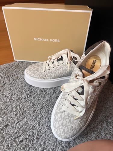 Customer photo review of Romey Two-Tone Logo Platform Sneaker (VANILLA)