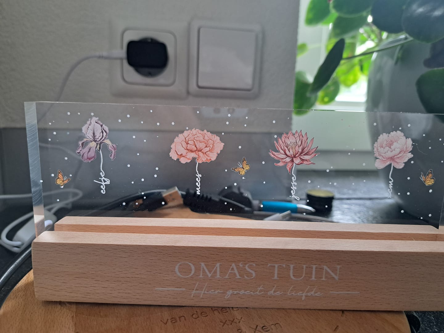 Customer photo review of Oma's Tuin - Gepersonaliseerd LED-display met bloemen en namen