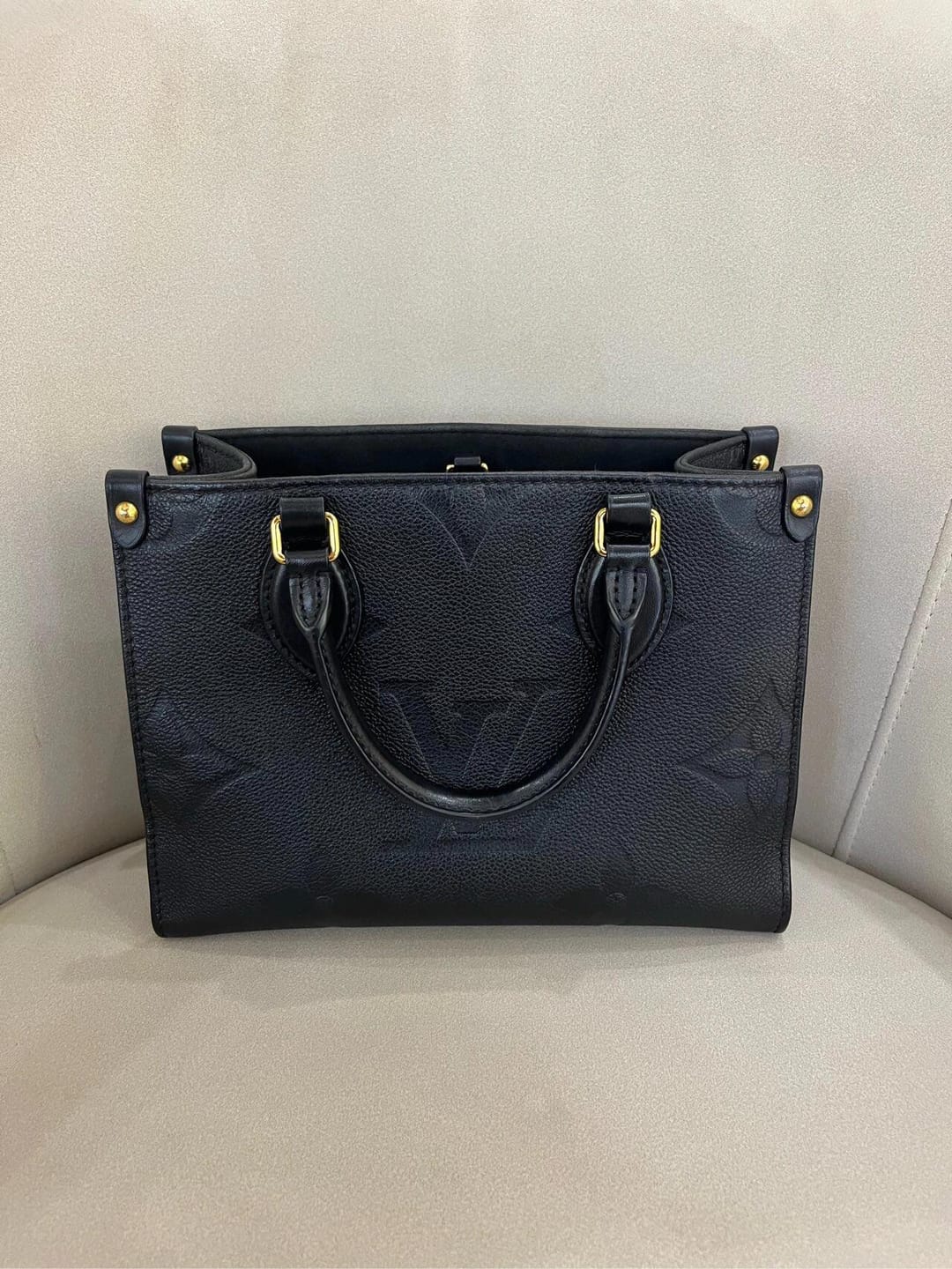 Customer photo review of 【ルイヴィトン】様々なシーンで活躍 男女共に人気★  オンザゴー PM M45653