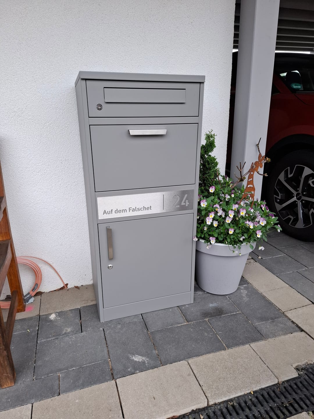 Customer photo review of Paketbox PB1 mit Briefkasten | graualuminium - RAL9007 | personalisiert mit Edelstahl-Schild