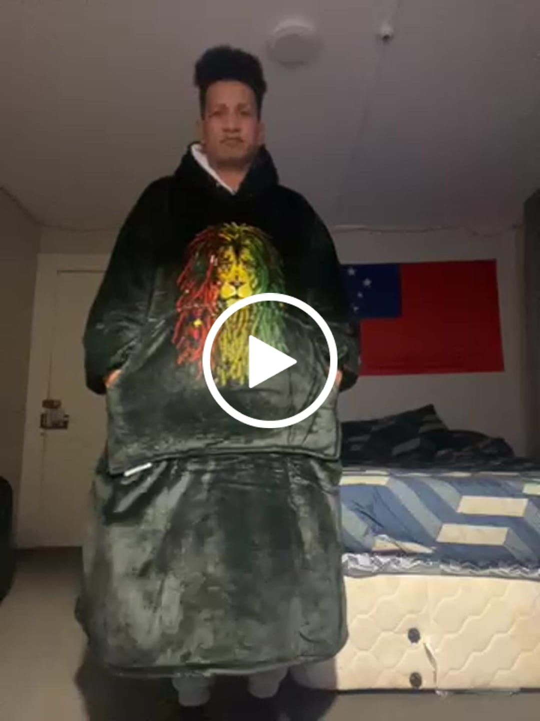 Customer video review of EXTRA LONG ADULTS BLANKET HOODIE - RASTA LION