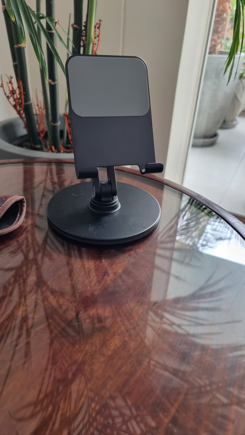 Customer photo review of Stand Giratorio de Altura Ajustable para Tablet y Celular