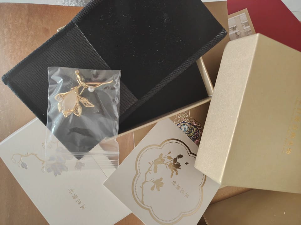 Customer photo review of Yu Lan Magnolia Artwork Brooch Gift Set