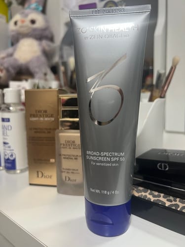 購入者のBSサンスクリーン SPF50 PA++++。化粧台の上に他の化粧品と並べて置かれています。