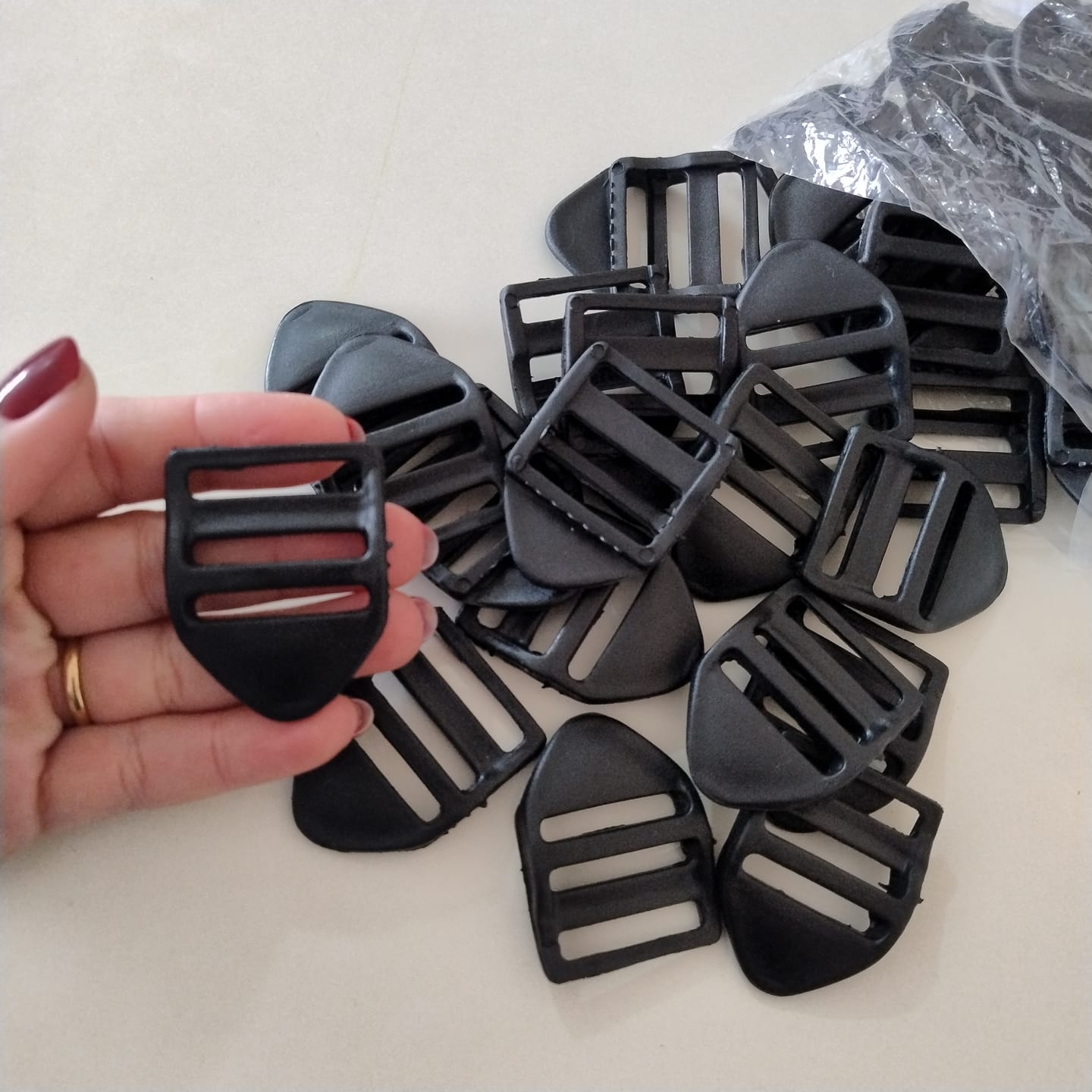 Customer photo review of REGULADOR CASTELINHO 30MM PRETO PACOTE COM 10 PEÇAS