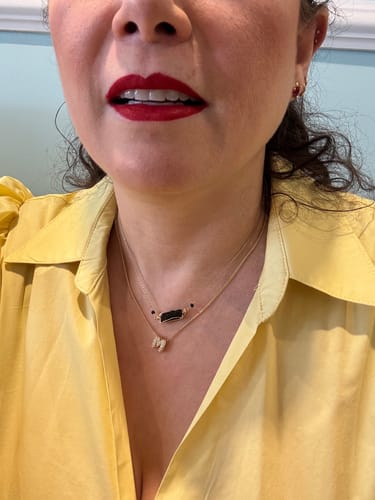 Customer photo review of Personaliza Tu Collar Inicial Mini Bubble Dorado Zirconias