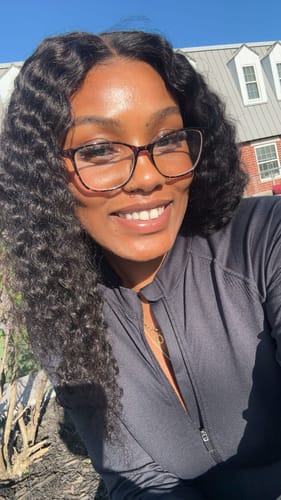 Customer photo review of CurlyMe Pre-Bleached 6x4 HD Lace Wear Go Glueless Wigs Very Convenient Pre-Cut Lace Wig
