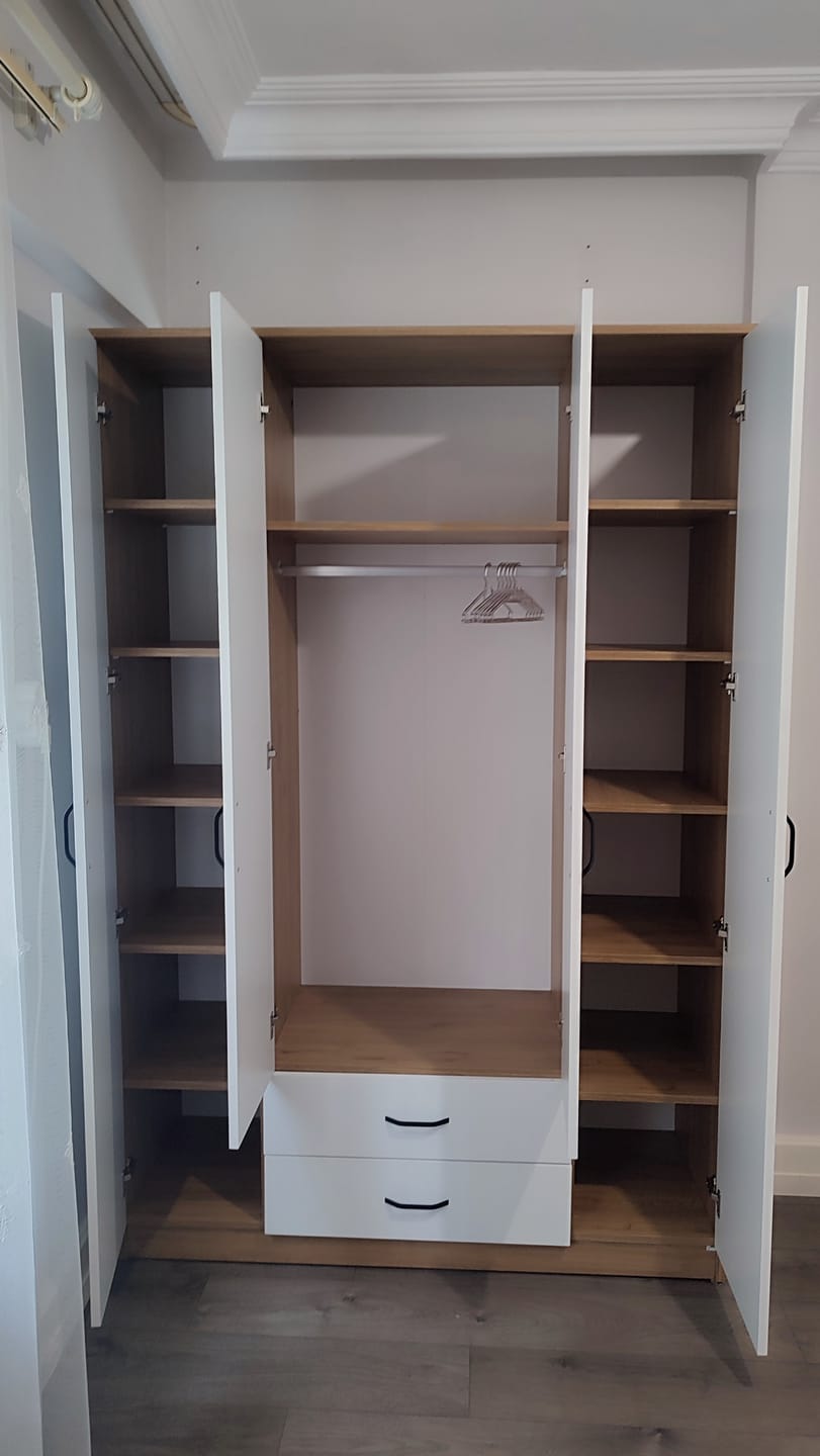 Customer photo review of Rani BA112 Geniş Gardırop Elbise Dolabı 4 Kapaklı 2 Çekmeceli 13 Raflı 1 Askılı Sepet Ceviz - Beyaz