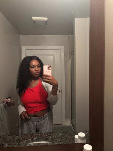 Customer photo review of CurlyMe Pre-Bleached 6x4 HD Lace Wear Go Glueless Wigs Very Convenient Pre-Cut Lace Wig